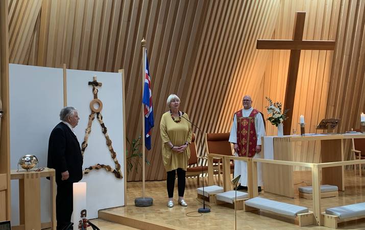 Í Breiðholtskirkju - Vigdís V. Pálsdóttir, formaður sóknarnefndar, þakkar fyrir gjöfina. Frá vinstri: Willy Petersen, Vigdís, og sr. Magnús Björn Björnsson - mynd: hsh
