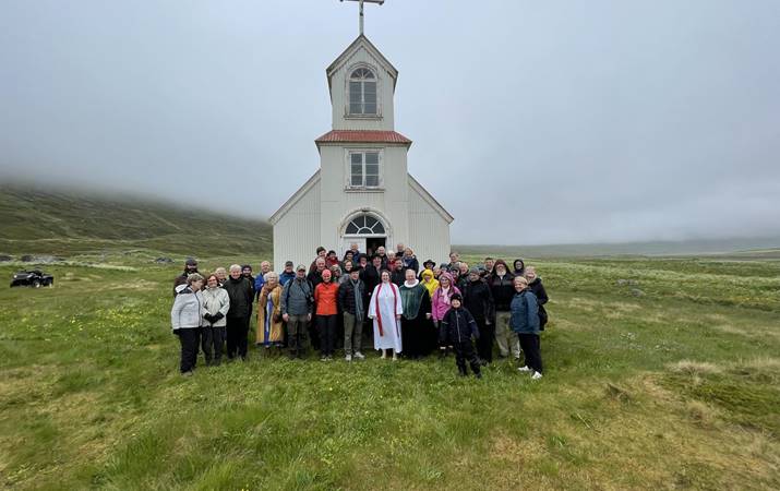 Kirkjan í Grunnavík og kirkjugestir ástamt biskupi Íslands