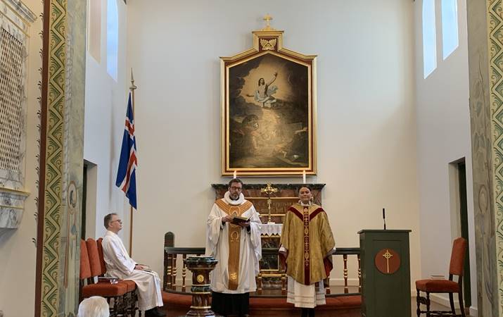 Hafnarfjarðarkirkja í gær: Frá vinstri: sr. Jón Helgi Þórarinsson, sr. Hans Guðberg Alfreðsson og sr. Jónína Ólafsdóttir - mynd: hsh