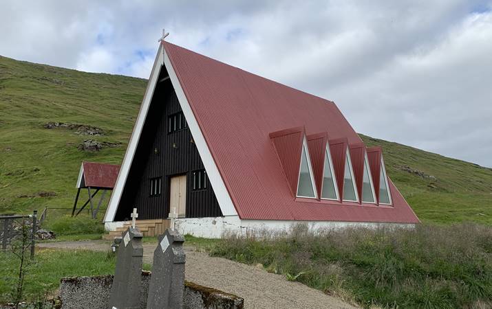 Stóra-Vatnshornskirkja er ein af mörgum kirkjum prestakallsins - hún var vígð 1971 - Bjarni Óskarsson teiknaði