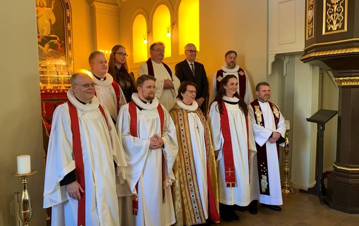 Fremri röð frá vinstri: sr. Bjarni Þór Bjarnason, sr, Sigurður Már Hannesson, sr. Agnes M. Sigurðardóttir, Margrét Lilja Vilmundardóttir, dr. Sigurvin Lárus Jónsson. Aftari röð: sr. Pétur Ragnhildarson, Rakel Brynjólfsdóttir, sr. Einar Eyjólfsson, Einar Sveinbjörnsson, og sr. Sveinn Valgeirsson.  