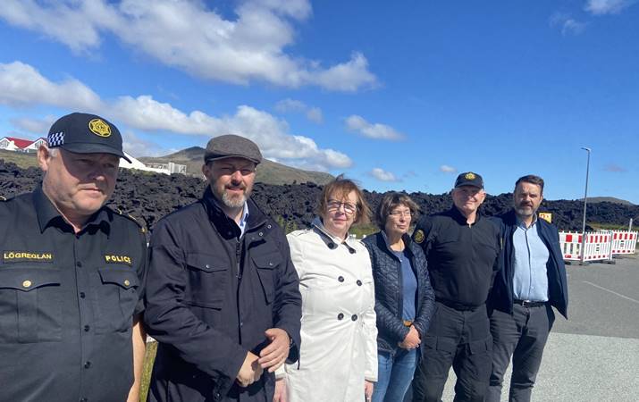 Biskup og fylgdarlið við hraunjaðarinn