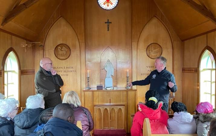 Að sjálfsögðu var farið í kapelluna í Vatnaskógi, frá vinstri: sr. Magnús Björn og Ársæll - mynd: Vigdís V. Pálsdóttir