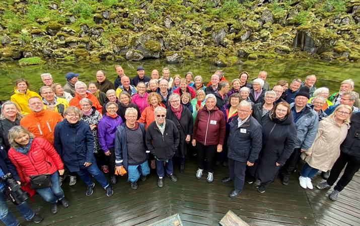 Norrænu biskuparnir ásamt mökum og fylgdarliði  við Botnstjörn í Ásbyrgi - mynd: Kristján Björnsson