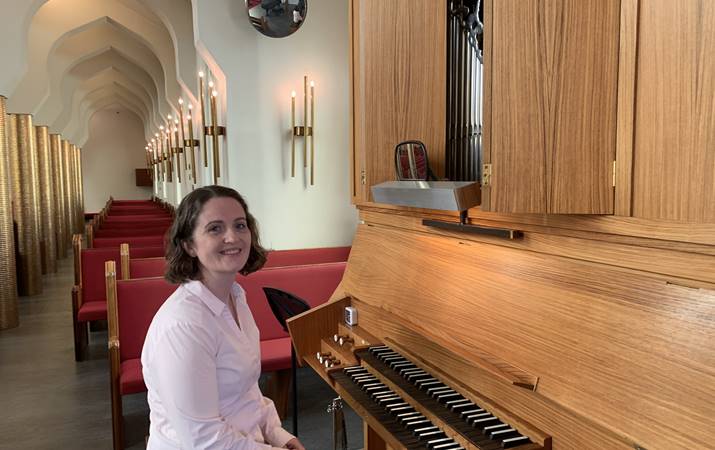 Guðný Einarsdóttir, organisti, við orgel Háteigskirkju - mynd: hsh