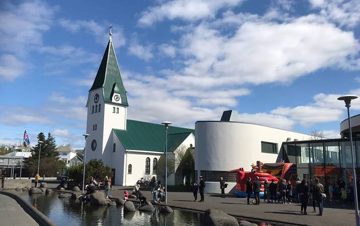 Hafnarfjarðarkirkja - mynd tekin við vorhátíð barnastarfsins - kirkjan vígð 20. desember 1914 - Rögnvaldur Ólafsson (1874-1917) teiknaði