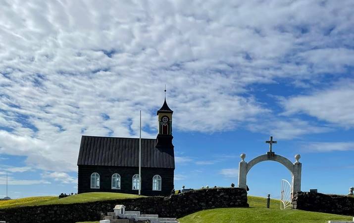 Hvalsneskirkja umvafin tónum himinsins - mynd: Drífa Hjartardóttir