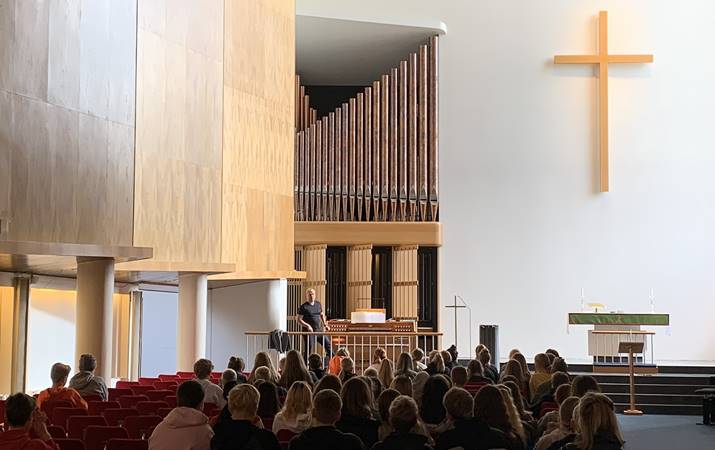 Neskirkja í morgun - Steingrímur Þórhallsson, organisti, kynnir orgelið fyrir fermingarbörnum í Nessókn og Dómkirkjusókn