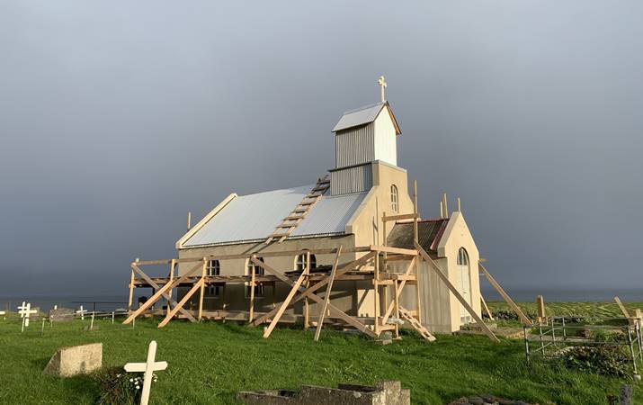 Innra-Hólmskirkja í gærkvöldi - framkvæmdir standa yfir - eftir á að saga út broddbogalagaða turngluggann og setja rósettuna með lárviðarsveignum yfir hann - fagurt einkenni kirkjunnar ásamt smárakrossi efst á turni - mynd: hsh