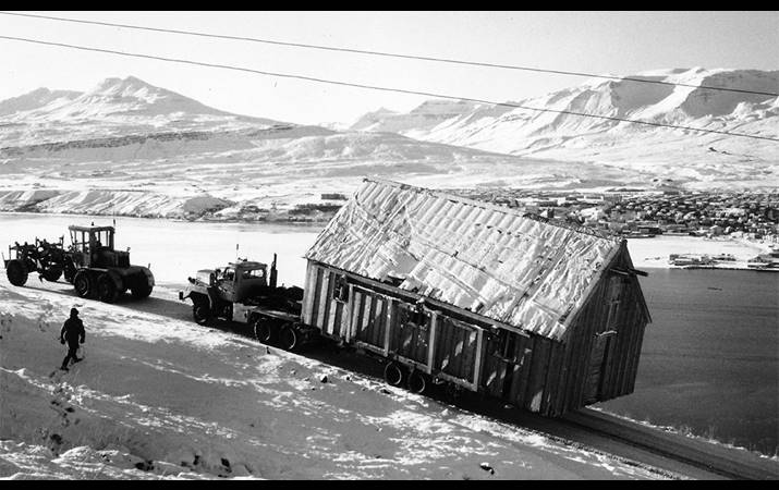 Svalbarðskirkja flutt fyrir 50 árum -mynd akureyri.net