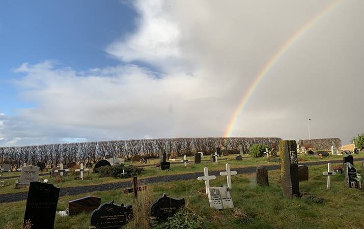 Lífið, skin og skúrir, líf og dauði, upprisa... Lágafellskirkjugarður