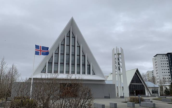 Langholtskirkja í Reykjavík - m.a. er hægt að „líta inn“ í kirkjuna á netinu en það er athyglisverð nýjung - sjá punkt nr. 6