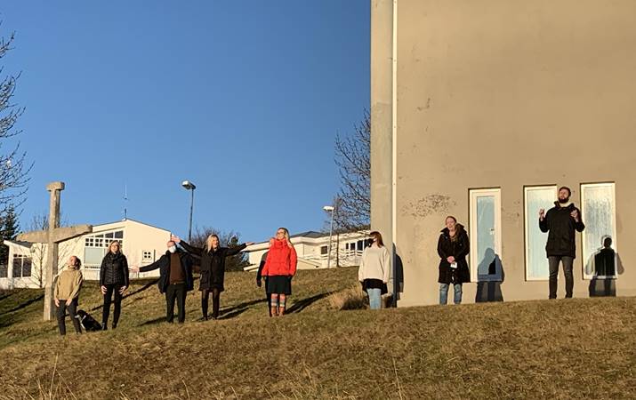 Við Grafarvogskirkju - upptaka í gangi og innlifun mikil
