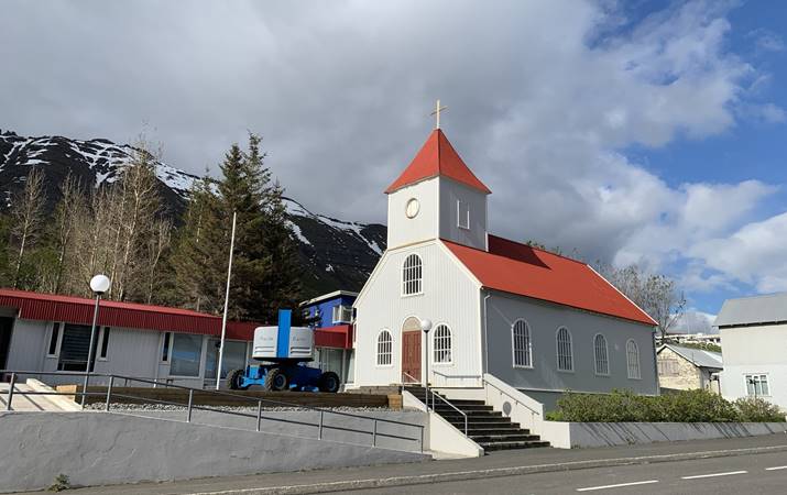 Norðfjarðarkirkja - nýr prestur hefur sérstakar skyldur við Norðfjarðarsókn og Eskifjarðarsókn  - mynd: hsh