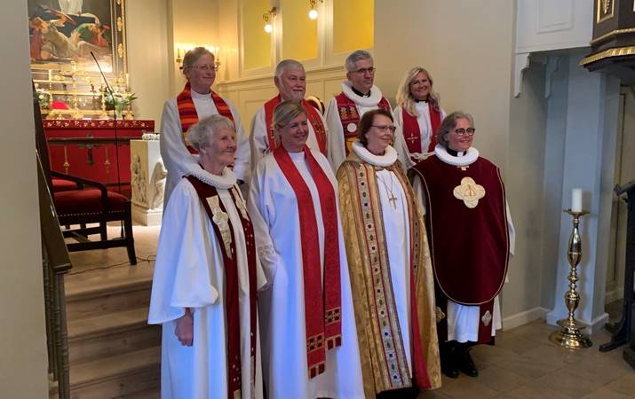 Fremri röð frá vinstri: sr. Auður Eir Vilhjállmsdóttir, sr. Gunnbjörg Óladóttir, sr. Agnes M. Sigurðardóttir, sr. Elínborg Sturludóttir. Aftari röð frá vinstri: sr. Sigríður Guðmarsdóttir, sr. Kristján Valur Ingólfsson, sr. Sigurður Jónsson og sr. Guðrún Karls Helgudóttir - mynd: hsh