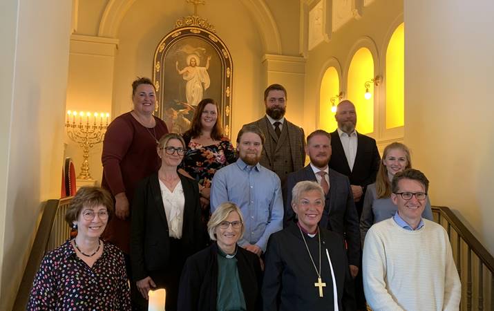 Í Dómkirkjunni í morgun. Fremst frá vinstri: Margrét Bóasdóttir, söngmálastjóri, Ragnheiður Sverrisdóttir, djákni, sr. Solveig Lára Guðmundsdóttir, vígslubiskup, sr. Þorvaldur Víðisson, biskupsritari. Miðröð frá vinstri: Bryndís Böðvarsdóttir, Sigurður Már Hannesson, Þorgeir Albert Elíesersson, Matthildur Bjarnadóttir. Efsta röð frá vinstri: Guðrún Eggertsdóttir, Edda Hlíf Hlífarsdóttir, Snævar Jón Andrésson, Hilmir Kolbeins