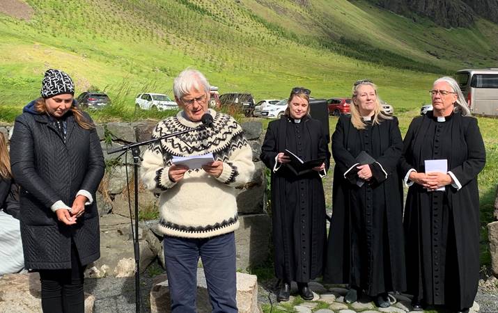 Bjarni Sighvatsson, varaformaður Sögufélagsins Steina, flytur ávarp - vinstra megin við hann er túlkurinn Tanya Aleksandersdóttir og hægra megin sr. Ása Laufey Sæmundsdóttir, sr. Arna Grétarsdóttir og sr. Arndís Bernhardsdóttir Linn - mynd: hsh