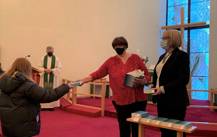 Stjórnarkonur í Safnaðarfélagi Áskirkju afhenda fermingarbarni Biblíu