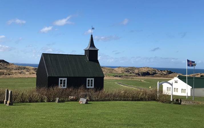 Brautarholtskirkja á Kjalarnesi á sólbjörtum degi - höfundur sálmalagsins hefur örugglega komið oft í þessa kirkju með organistanum föður sínum 