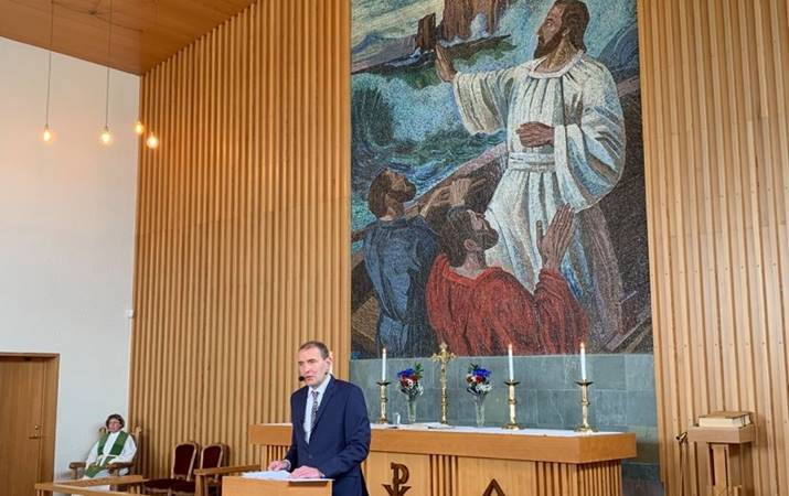 Guðni Th. Jóhannesson, forseti Íslands, flytur ávarp á sjómannadaginn í Grindavíkurkirkju. Fjær situr sr. Elínborg Gísladóttir