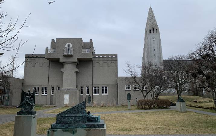 Stutt er á milli Listasafns Einars Jónssonar og Hallgrímskirkju - og kannski enn styttra í „Ljóðlist yfir tímans haf“. Mynd: hsh