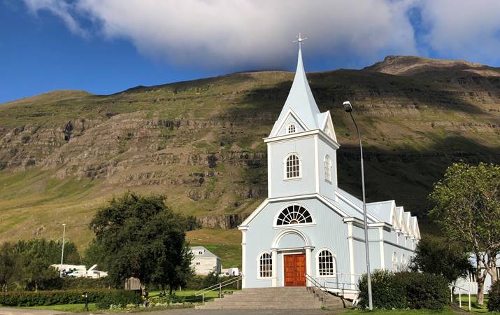 Seyðisfjarðarkirkja - Iðunn Steinsdóttir, höfundur textans, fæddist á Seyðisfirði. Mynd: Hákon Hansson