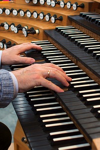 Höfundur pistilsins spilar á orgel Hallgrímskirkju